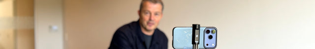Stijn Jansen in de showroom, bezig met een videocall met een klant, waarin hij de producten op afstand toont