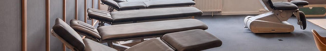 Een foto van een showroom met diverse modellen Naggura behandeltafels en -stoelen