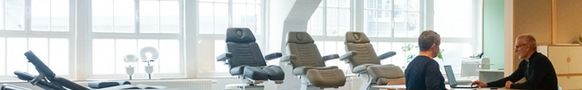 Naggura flagship showroom in Dusseldorf, met zicht op verschillende modellen behandeltafels en stoelen
