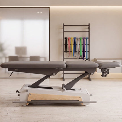 Een Naggura SWOP Physio Evo behandeltafel in een moderne behandelruimte van een kliniek